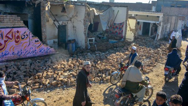 Bombing kills 12 in Pakistan