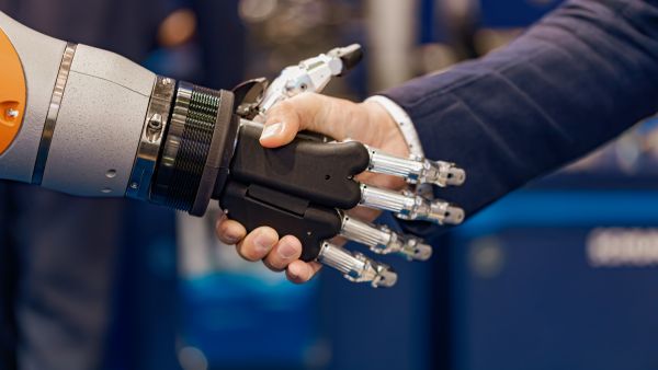 New device lets paralyzed people control robotic arms with thoughts