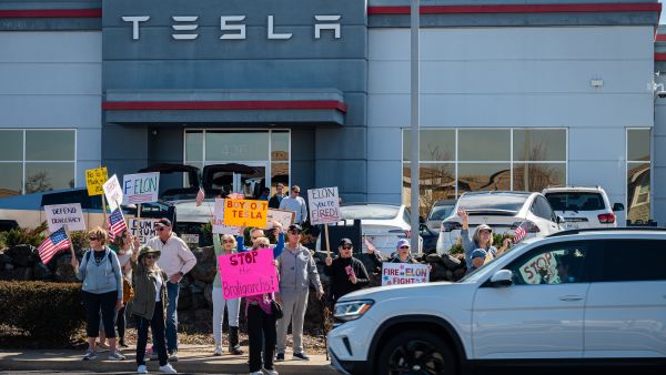 "Boycott Tesla": Protests in Portugal against Elon Musk’s far-right support