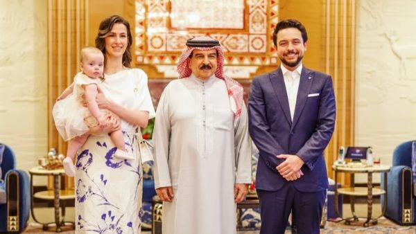 الأميرة رجوة تخطف الأنظار باللون الأبيض والبنفسجي في البحرين
