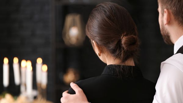 تفسير التعزية والعزاء في المنام للعزباء والمتزوجة