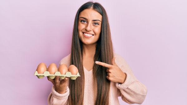 تفسير رؤية سقوط البيض من اليد في المنام للعزباء والمتزوجة