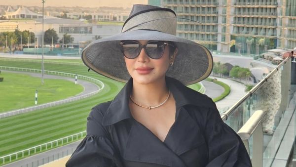 لجين عمران بفستان بنمط المعطف في كأس دبي العالمي للخيول