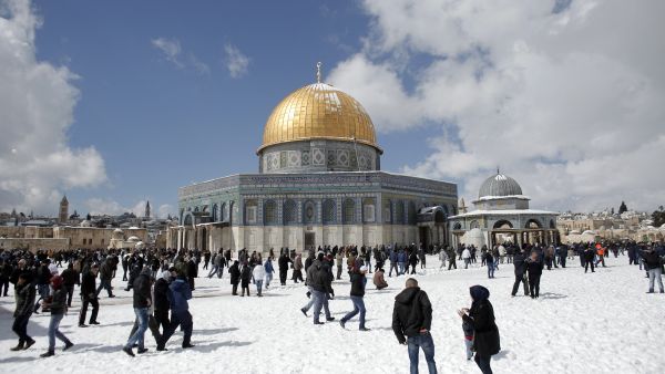 Israeli settlers storm Al-Aqsa Mosque under police protection in mass morning raid