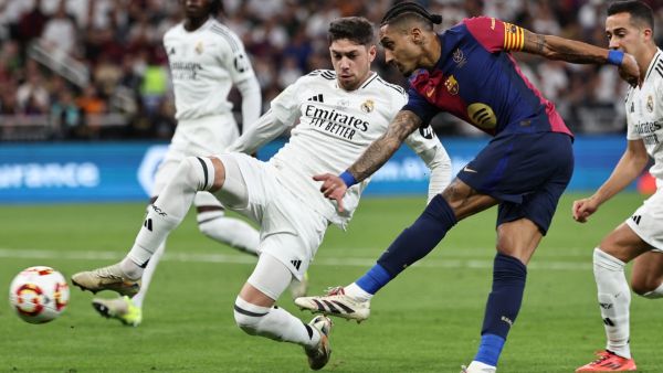 كيف يمكن لبرشلونة حسم الليغا قبل مواجهة ريال مدريد؟