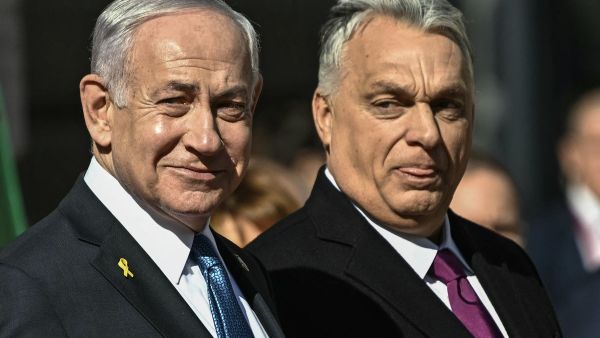 Hungary's Prime Minister Viktor Orban (R) and Israeli Prime Minister Benjamin Netanyahu