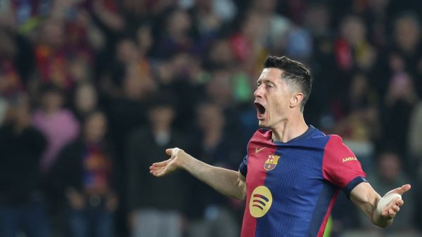 رغم رباعية دورتموند.. ليفاندوفسكي يُطالب برشلونة باليقظة