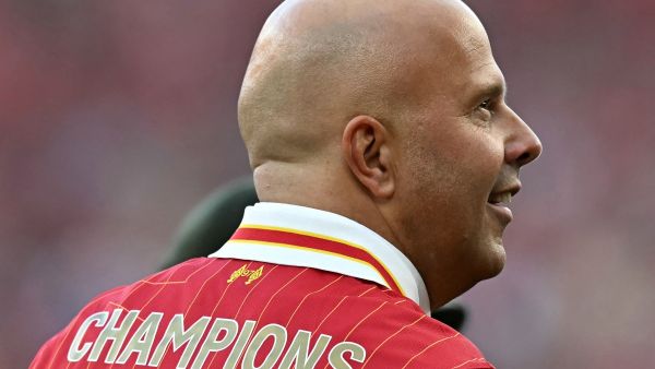 سلوت يتوج بلقب الدوري مع ليفربول..فهل تحميه النجاحات من مصير الإقالة؟