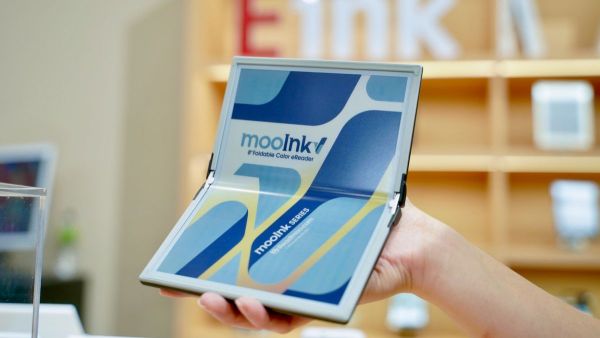Readmoo unveils the world's first foldable e-book