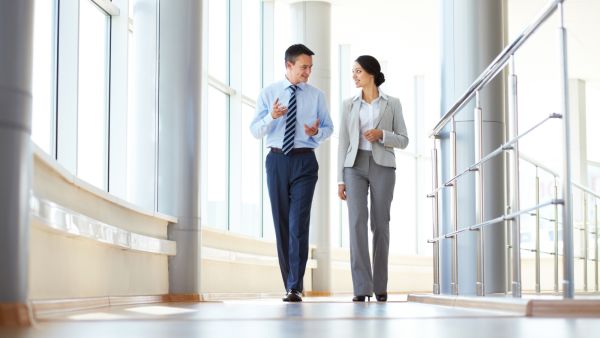 إتيكيت المشي للرجال والنساء