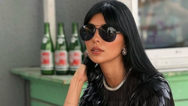 زينة مكي تبرز أناقتها بإطلالة عصرية باللون الأسود