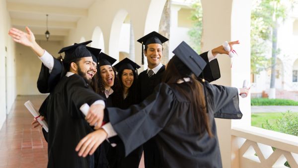 عبارات تهنئة عن حفل تخرج طلاب الثانوية العامة 2025