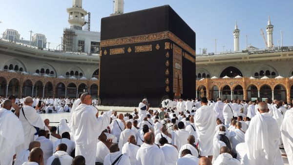 متى يبدأ وينتهي الحج 2025 بالهجري والميلادي؟