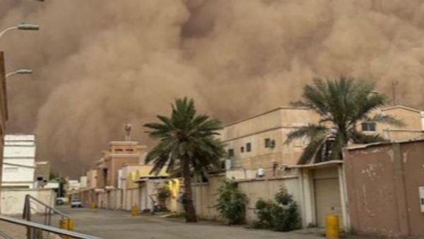 عاصفة الرس في السعودية.. مشهد مخيف لغبار يحجب الرؤية 