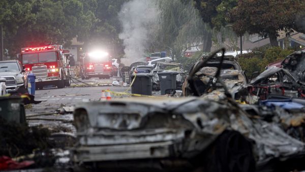  Deadly plane crash sparks massive fire in U.S. San Diego neighborhood