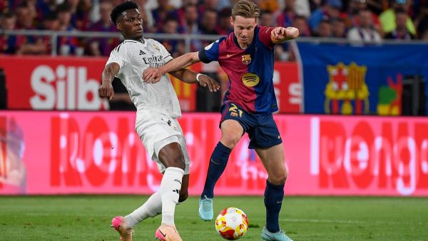 دي يونج يفرض نفسه على مشروع برشلونة الجديد
