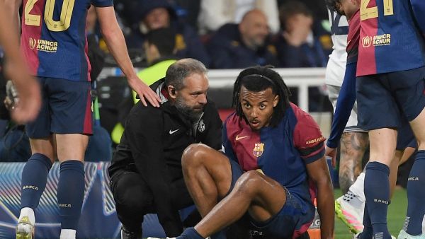 رسميًا: إصابة عضلية تُبعد جول كوندي عن الملاعب لثلاثة أسابيع