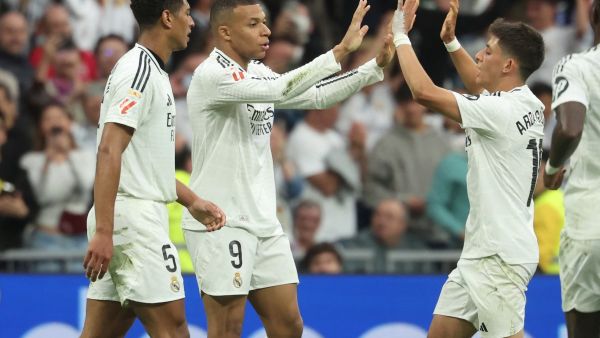 غرفـة ملابس ريال مدريد بعد خسارة برشلونة: هذه فرصتنا للانقضاض