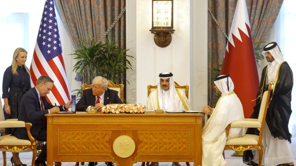 Boeing signs $96B jet sale deal with Qatar Airways