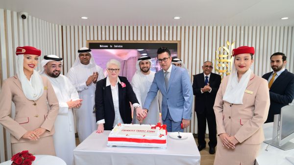 طيران الإمارات تفتتح متجراً جديداً للسفر في موريشيوس وتجدد شراكتها مع هيئة الترويج السياحي طيران الإمارات تفتتح متجراً جديداً للسفر في موريشيوس وتجدد شراكتها مع هيئة الترويج السياحي