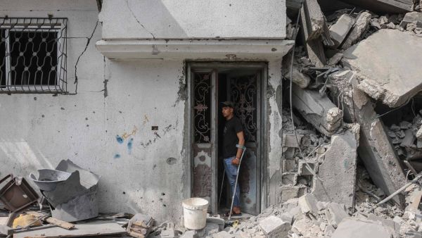 فلسطيني يقف أمام أنقاض منزل استهدفته غارات إسرائيلية في جباليا شمال غزة يوم الاثنين (أ.ف.ب)