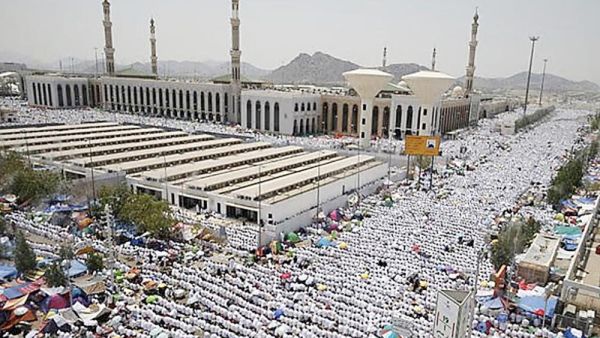 حُجِّاج بيت الله الحرام يتوافدون إلى مشعر منى