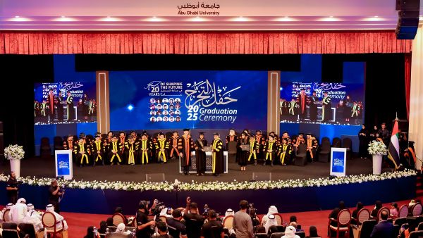جامعة أبوظبي تحتفي بتخريج الدفعة 18 ضمن خمس كليات