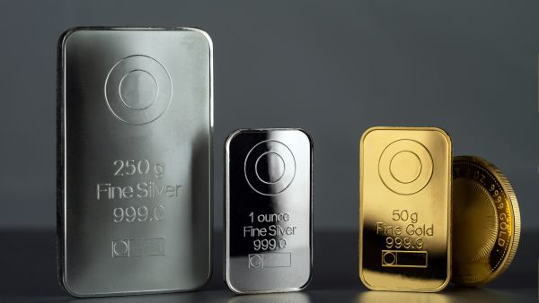 سعر الذهب يقفز بفضل ضعف الدولار وانتقاد ترامب لرئيس الاحتياطي الفيدرالي