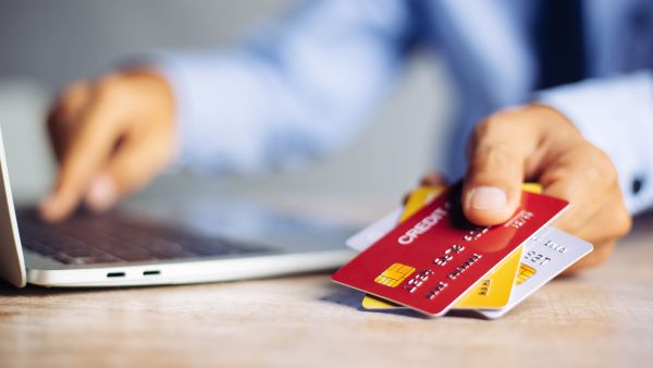 البطاقات الإلكترونية "مهرب دولار"