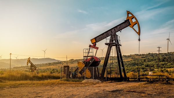 النفط يحافظ على مكاسبه بدعم آمال التهدئة بين واشنطن وبكين
