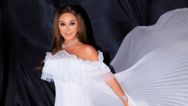 صور إليسا تتألق بفستان أبيض كالعروس بحفلها في بيروت