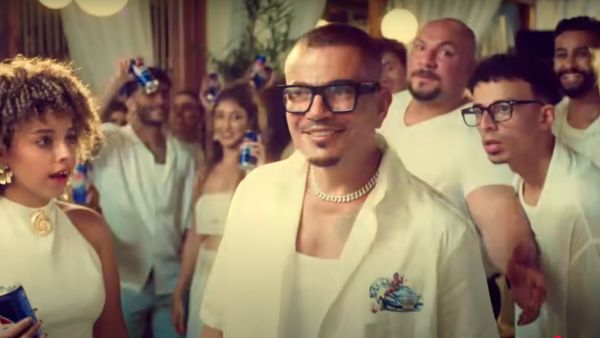 Egyptian singer Amr Diab was seen in the ad wearing a white "Off-White" T-shirt with a car print on the upper left side. 