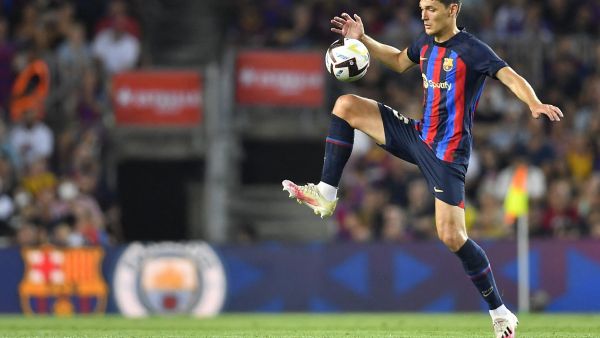 بأمر رونالدو: النصر يسعى لخطف مدافع برشلونة كريستنسن