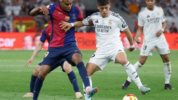 برشلونة يكشف عن قميص خاص بالكلاسيكو لموسم 2025-2026