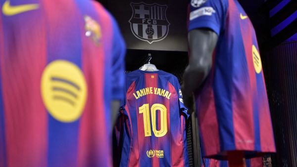 يبدأ نادي برشلونة استعداداته لموسم 2025-2026 بمباراة ودية أمام فيسيل كوبي الياباني، وذلك يوم الأحد، ضمن الجولة الآسيوية التي تشمل أيضًا مواجهتين ضد سيؤول ودايغو.