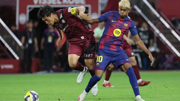 شكاوى من لاعبي برشلونة بسبب جودة القمصان الجديدة في جولة آسيا