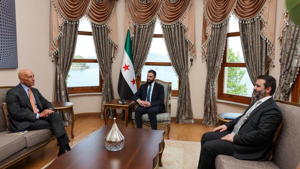  المبعوث الأميركي إلى سوريا، توماس باراك برفقة الشرع والشيباني