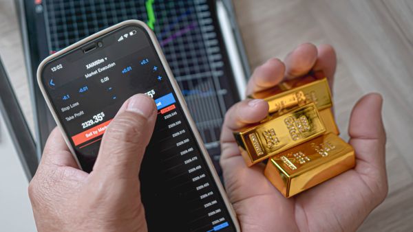 الذهب يتراجع وسط ترقب بيانات أمريكية وموقف مجلس الاحتياطي