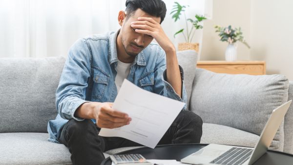 توقّف عن تكرارها..أخطاء مالية قد تُسقطك في الديون
