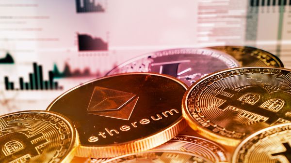 تراجعت أسعارها 50% خلال 2025 رغم الأرقام القياسية لـ "بيتكوين"