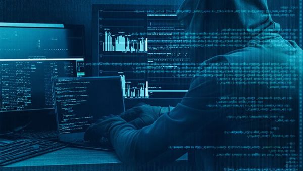 قراصنة يهددون بنشر رسائل بريد لمساعدي ترامب وأميركا تتهم إيران