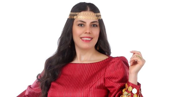 المصممة زينا الدباس تروي حكاية السلط عبر تصميم مستوحى من مسقط رأسها