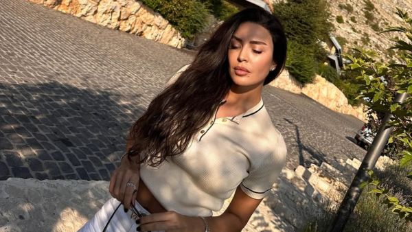 صور أمل بوشوشة رائعة بإطلالة ربيعية بيضاء تفوح بالورود المطبّعة