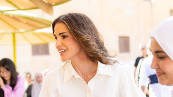 الملكة رانيا تتوهج باللون الأصفر في مدينة السلط