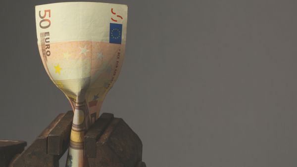 China sanctions two Lithuanian banks in retaliation for EU measures over Russia