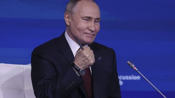 Trump leaves empty-handed, but Putin leaves Alaska with “Greatest Gift”