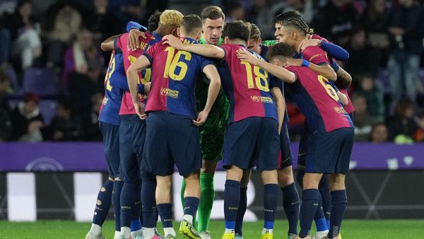 لاعبو برشلونة يدعمون تير شتيغن كقائد وسط صراع مع الإدارة