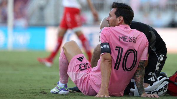 ميسي يسقط مصابًا ويثير الذعر في كأس الدوريات