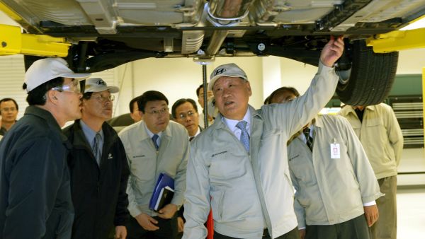 Hyundai Motor Group Executive Chair Euisun Chung and Chung Family Honored with Automotive News Centennial Award