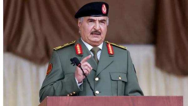 قائد الجيش الليبي خليفة حفتر (رويترز) قائد الجيش الليبي خليفة حفتر (رويترز)